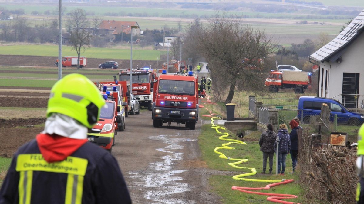 Am Nachmittag fand die Feuerwehr eine tote Person in den Trümmern des Hauses