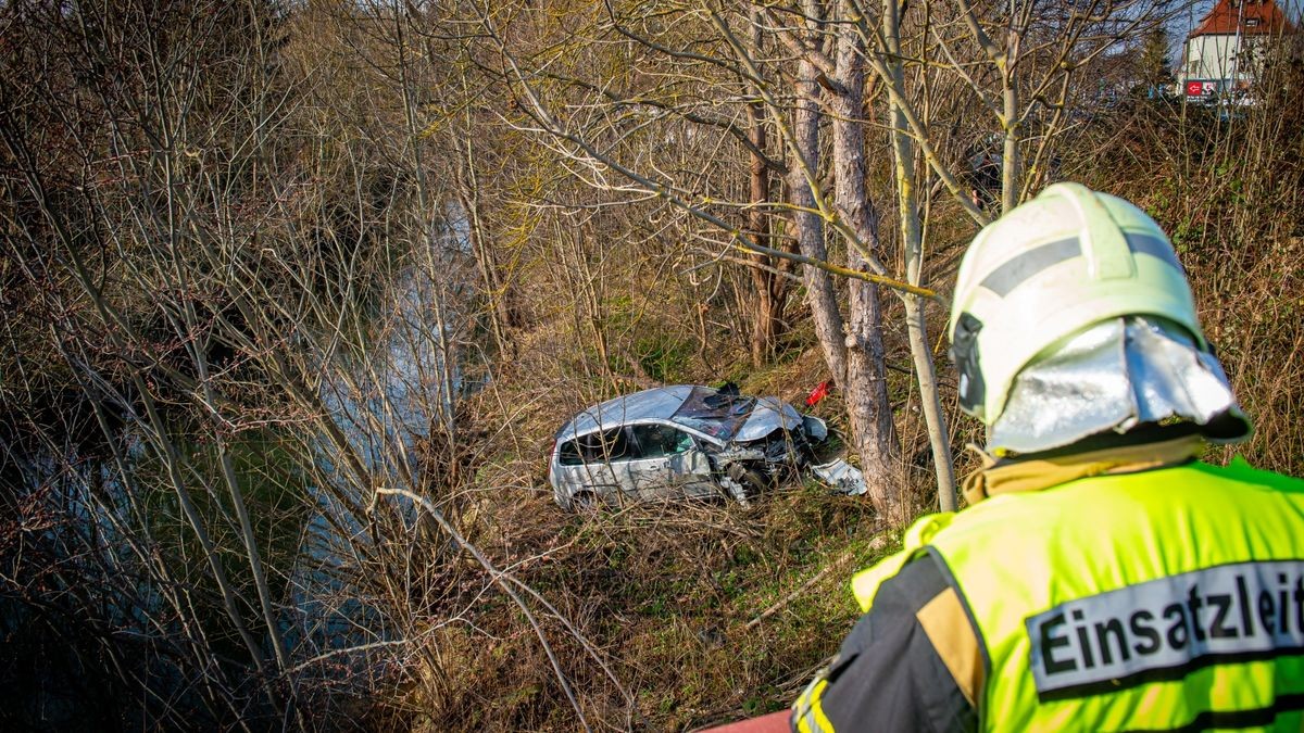 Solche Bilder bestimmen die Debatte: Im März 2022 stürzte ein 96-Jähriger mit seinem Auto an der Ammerbrücke in Mühlhausen die Uferböschung hinab. Der Mann musste damals am Unfallort reanimiert werden.