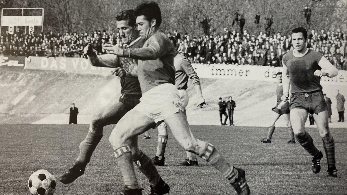 Im Mai 1970 wurde das Thüringen-Derby zwischen Erfurt (vorn rechts Harald Wehner im Duell mit Bernd Krauß) gegen den FC Carl Zeiss auf der Radrennbahn im Andreasried ausgetragen.