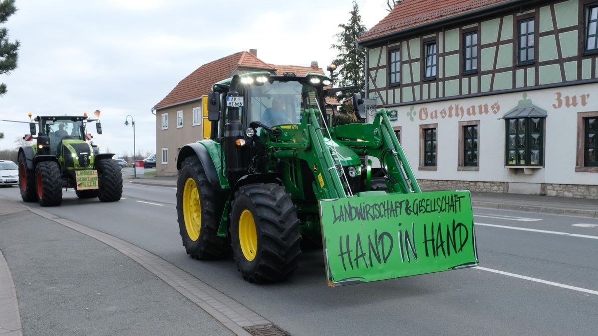 Auf der Bundesstraße 7 zwischen Weimar und Erfurt sorgte der Protestzug zeitweise für Stau. Nohra (Foto) passierten die Landwirte am Mittwochvormittag gegen 10.40 Uhr.