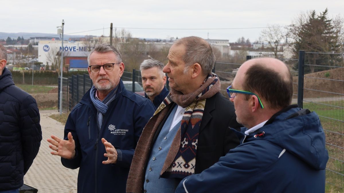 Henning Weiß (links) und Minister Bernhard Stengele tauschen sich über Energiepreise aus. Marcus Kiel (2.v.l) und Patrick Schuster hören zu .