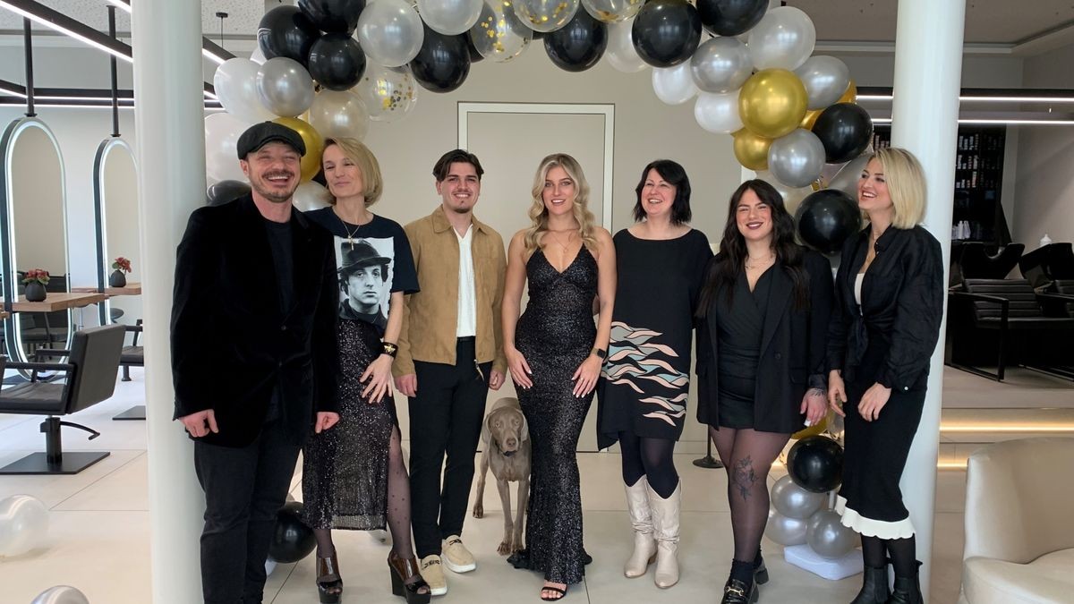 Instagram-Star Robert Zimmermann (links), seine Frau Laura Zimmermann-Gleinig (rechts) und Influencerin Sandra van der Heide (Mitte) mit dem Team im Salon in der Walkmühlenstraße.