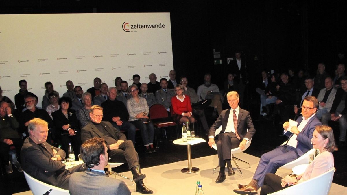 Bürgergespräch bei „Zeitenwende on tour“ der Münchner Sicherheitskonferenz in Eisenach. Auf der Bühne v. l. n. r.: Jens Neundorf von Enzberg, Jan Hollitzer, Bodo Ramelow, Christoph Heusgen, Florian Meesmann (Moderator), Claudia Major.