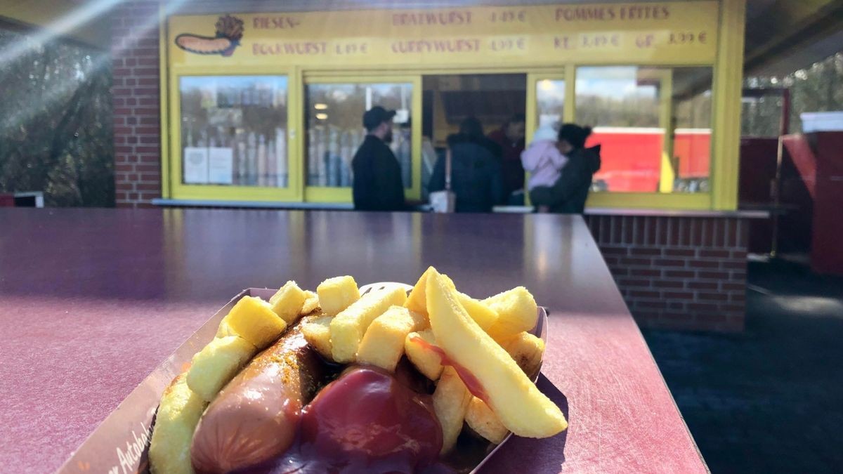 Das ist das Ding! Der Klassiker beim Klassiker: Currywurst-Pommes (mit 0,3-Getränk für 7,90 Euro) im gelb-roten Ambiente des Imbisses „Wurst & Frite‘s“ auf dem ansonsten modernen A2-Rastplatz Zweidorfer Holz Süd.