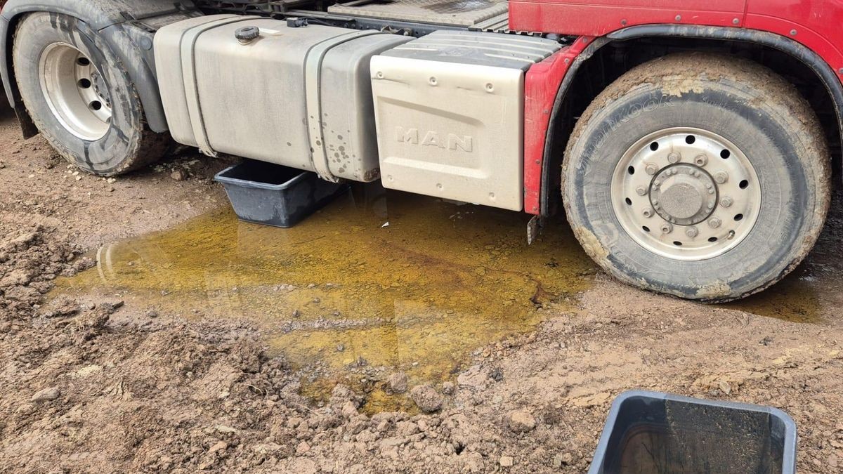 Auf einer Leinefelder Baustelle riss ein Gegenstand den Dieseltank eines Lkw auf.