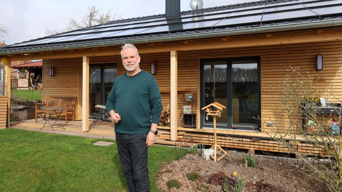 Andreas Felix vor seinem neuerbauten Haus in Kleinbodungen.