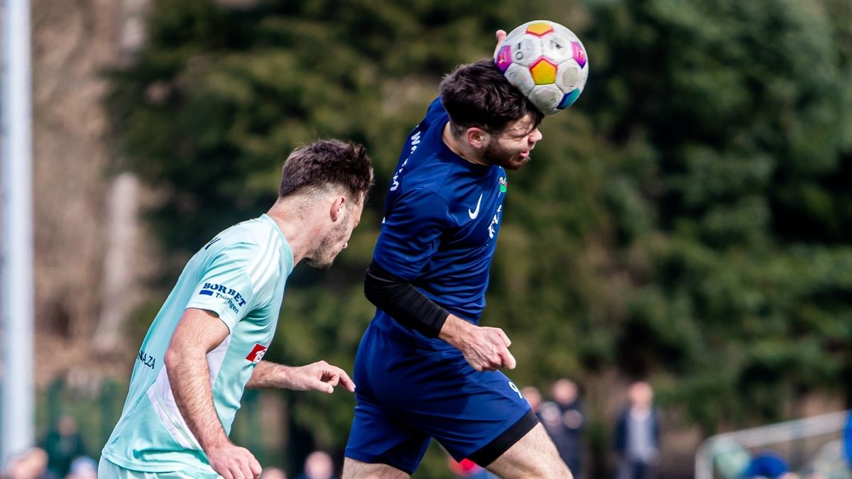 Den Kopf hinhalten: Kevin Schlesier (in Blau) will in Saalfeld weiter überzeugen, wie hier im Spiel gegen Bad Langensalza.