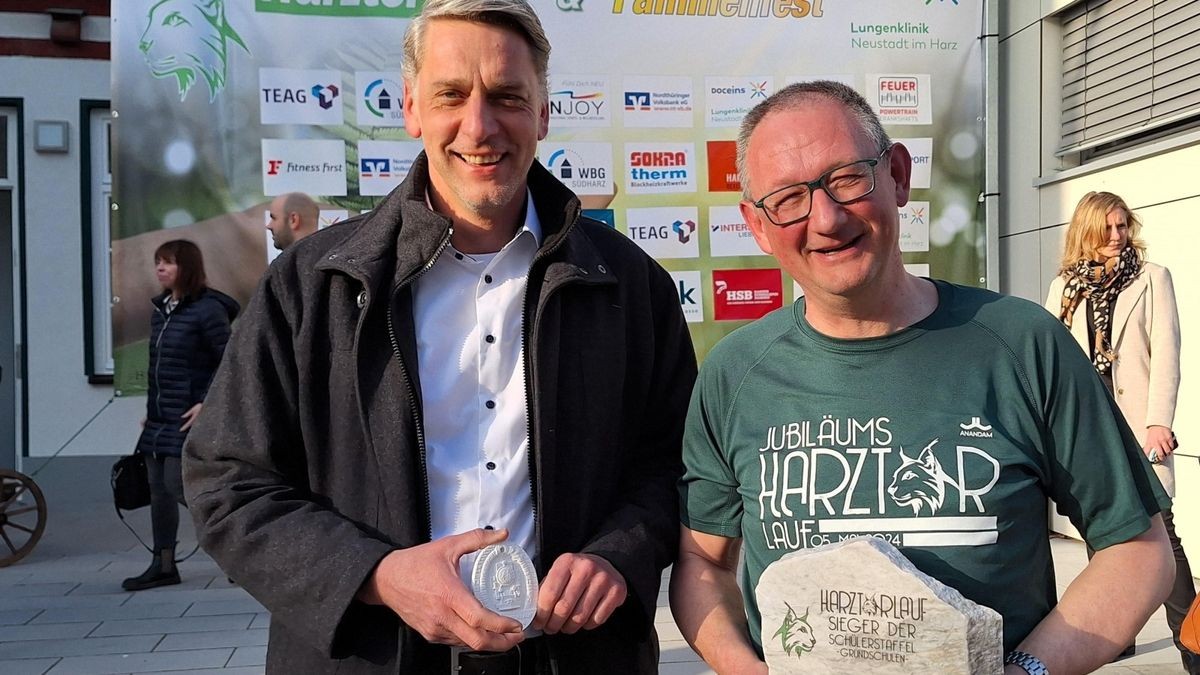 Voller Vorfreude blicken Bürgermeister Stephan Klante (links) und Vereinsvorsitzender Dirk Wackerhagen ihrem zehnten Harztor-Lauf entgegen. Der Laufchef hält den außergewöhnlichen Wanderpokal für die Sieger der Schüler-Staffel in seinen Händen.