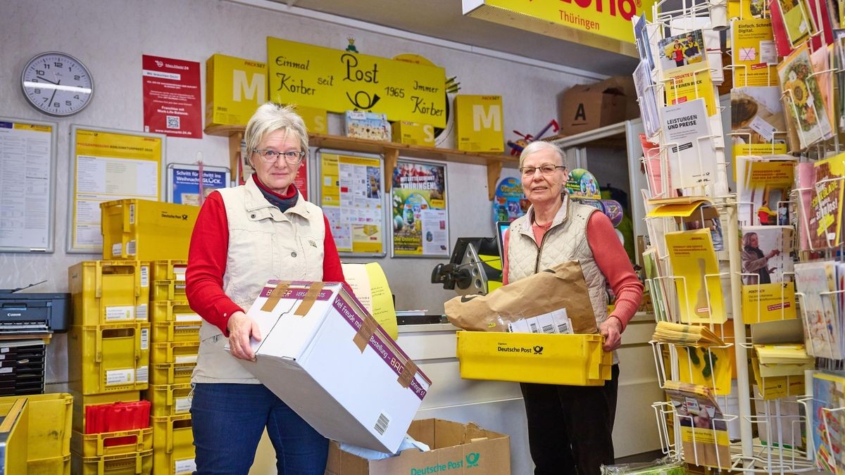 Adria Körber (links) und ihre Schwiegermutter Hildegard Körber in der Poststelle in Schönau vor dem Walde, die am 30. Juni 2024 schließt.