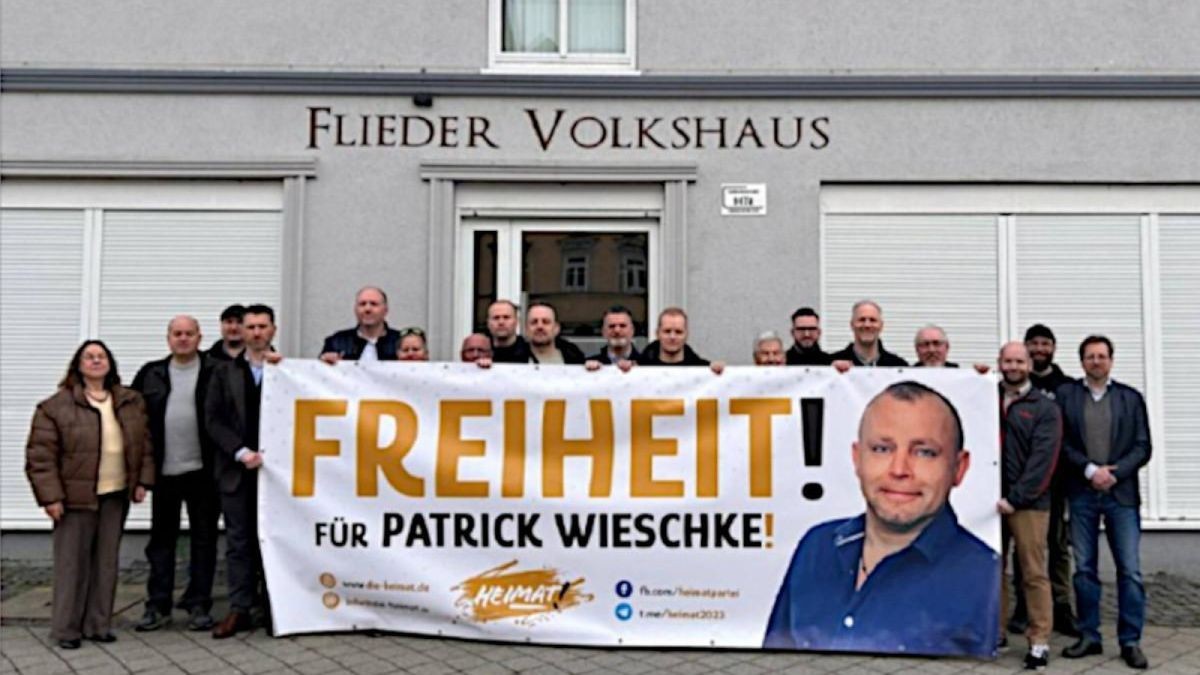 Wenige Tage bevor Wieschke in Ungnade fiel: Vertreter der Partei Die Heimat zeigen vor dem Flieder Volkshaus in Eisenach ein Unterstützungsplakat für ihren inhaftierten Landesvorsitzenden Patrick Wieschke.