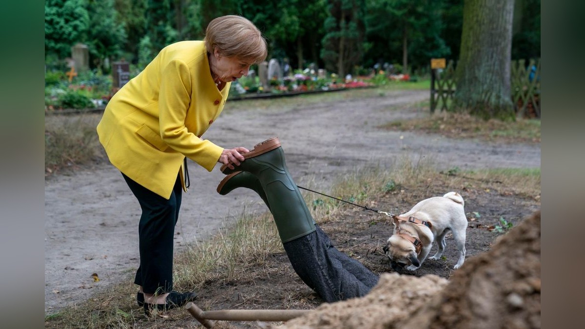 Angela (Katharina Thalbach) und Mops ‚Helmut‘ finden die Leiche.