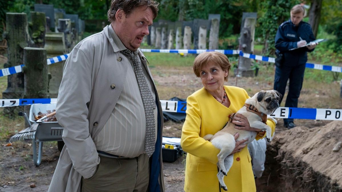 Angela (Katharina Thalbach) mit Kommissar Hannemann (Sascha Nathan) am Tatort.