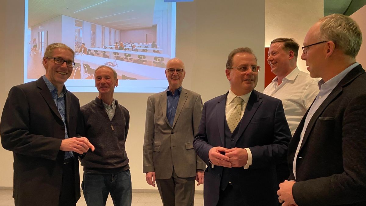 Ralph Hengst, Andreas Gold, Martin Fahnroth, Heinz-Peter Kaes, Thomas Werner und Thomas Munsche stellten die neuesten Pläne für den Schulneubau von St. Elisabeth in Leinefelde vor.