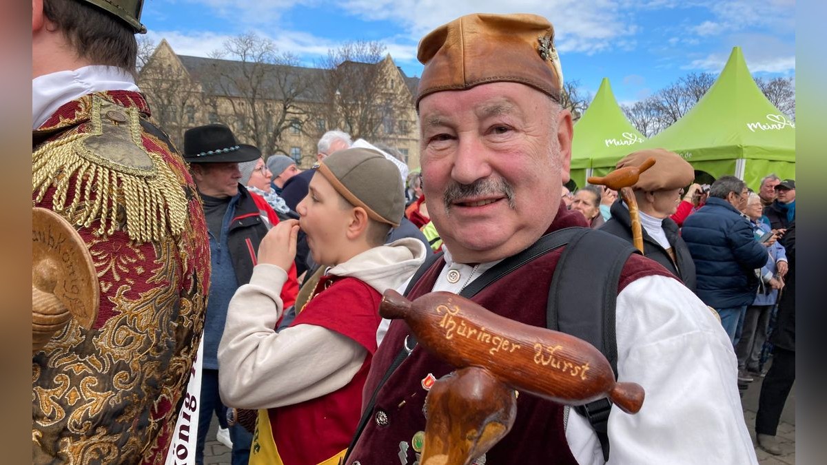 Mit Bratwurst, Gugge-Musik und königlichen Hohheiten - die Rostkultur feiert 620 Jahre Thüringer Bratwurst auf dem Erfurter Domplatz. 