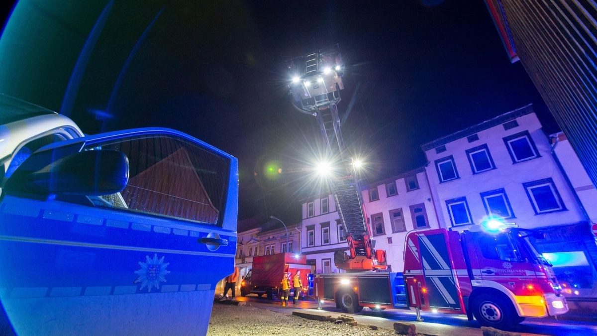 In der Nacht zum Samstag kam es zu einem Einsatz der Berufs- und Freiwilligen Feuerwehr von Mühlhausen. Gebäudeteile stürzten auf die Wanfrieder Straße von Mühlhausen.