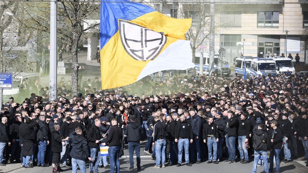 Fans des FC Carl Zeiss Jena ziehen in Richtung Paradiesbahnhof.