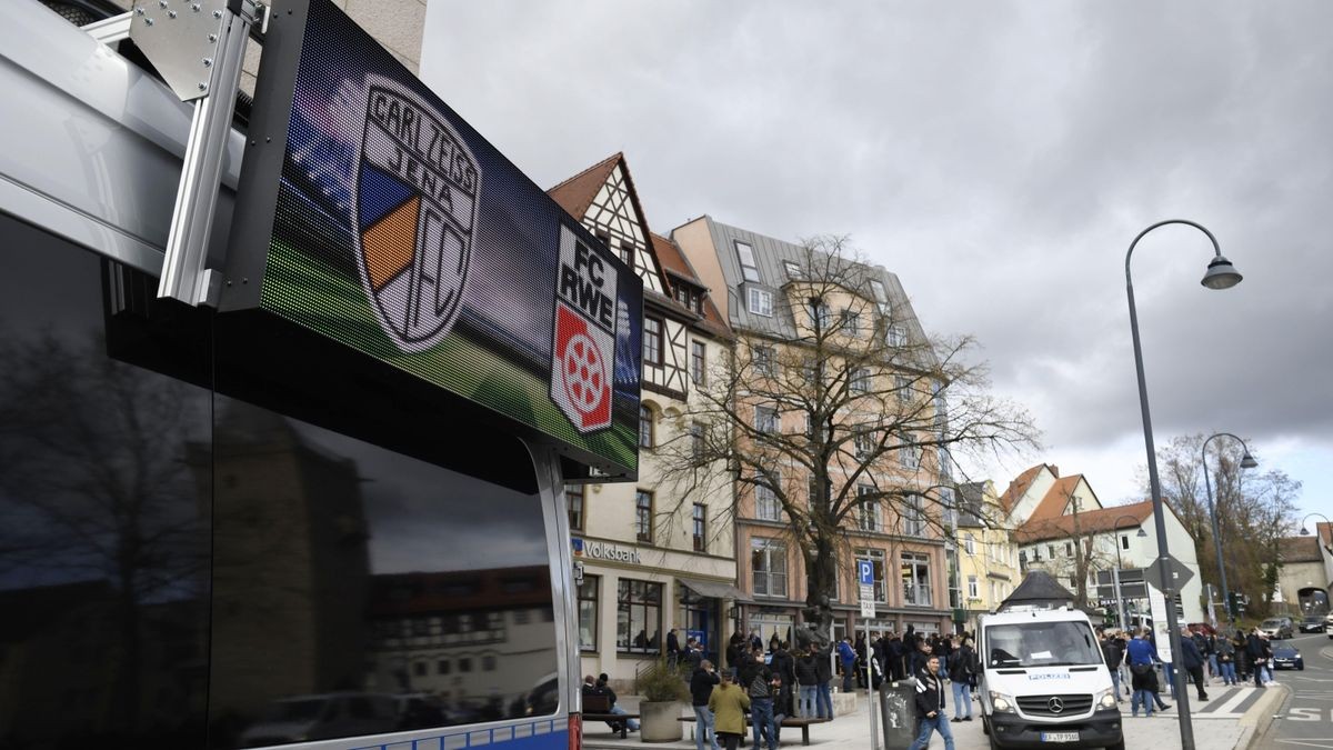 Die Polizei sichert den nicht angemeldeten Marsch ab.