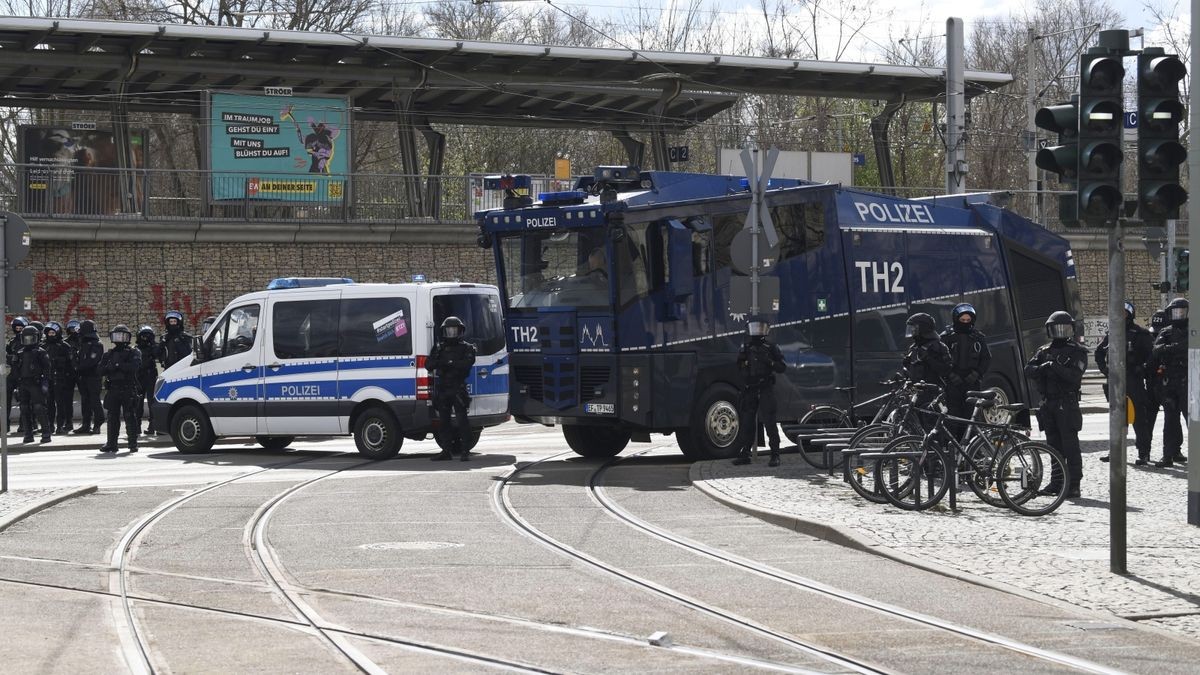 Eine Polizeibarriere am Paradiesbahnhof.