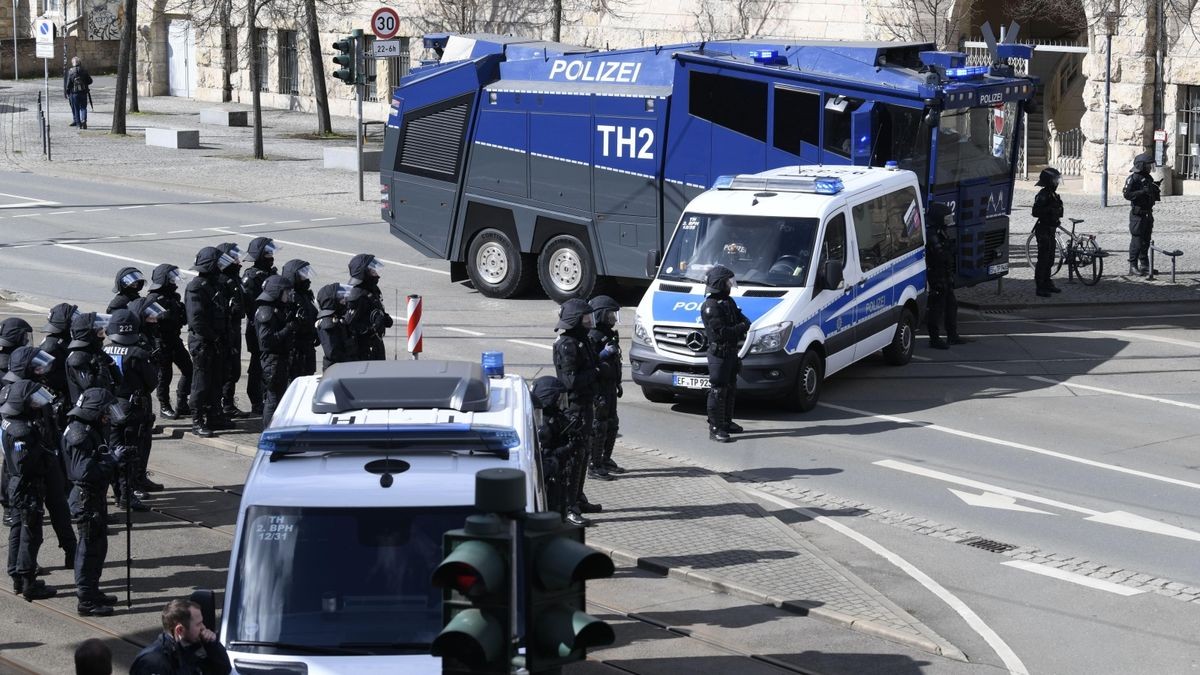 Die Polizei hat zur Absperrung auch Wasserwerfer mitgebracht.