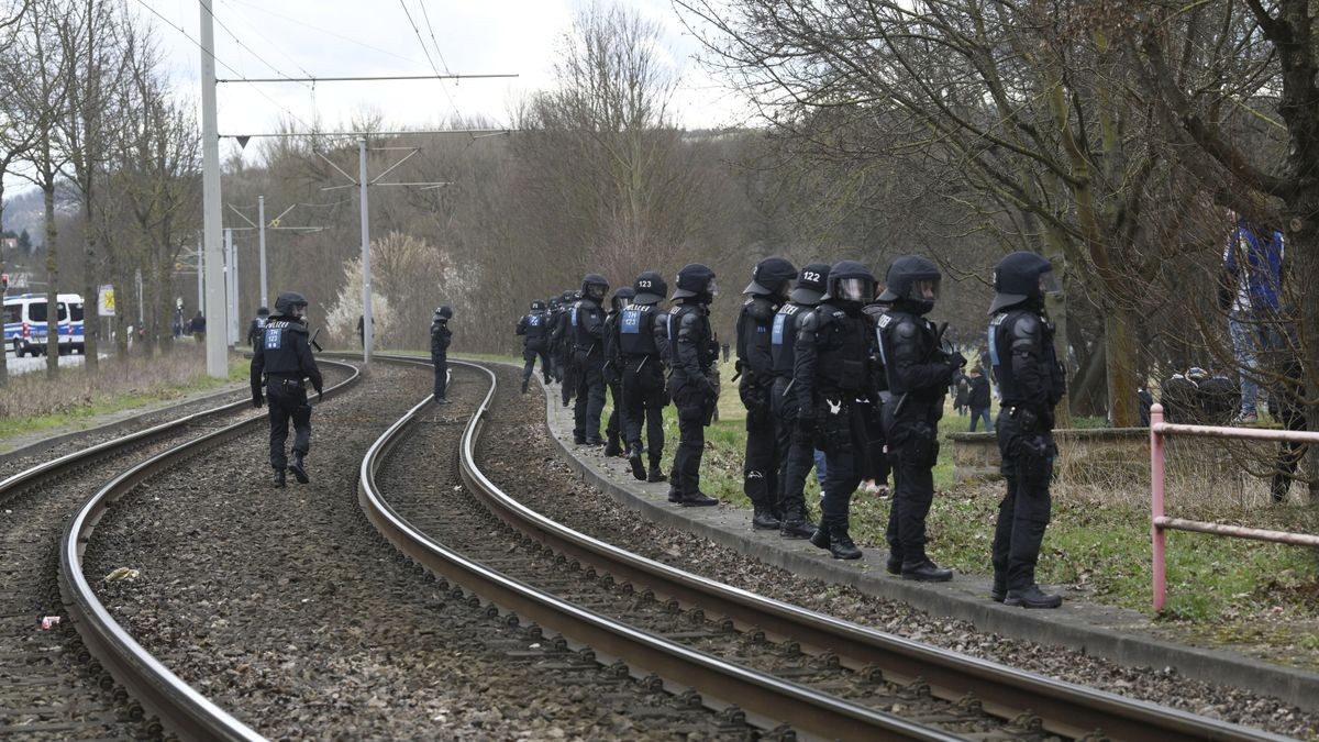 Die Polizei will verhindern, dass die Fans auf der Stadtrodaer Straße ziehen.