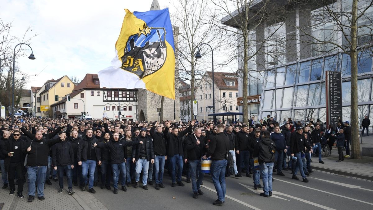 Der Zug stoppt für eine Gesangseinlage.