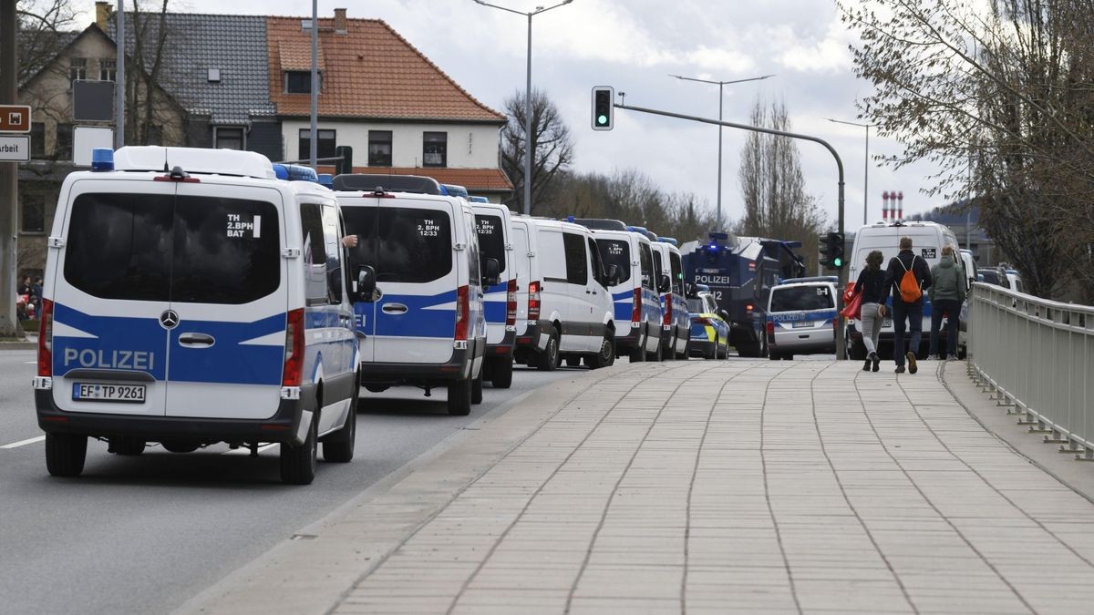 Die Polizei will verhindern, dass die Fans auf der Stadtrodaer Straße ziehen.