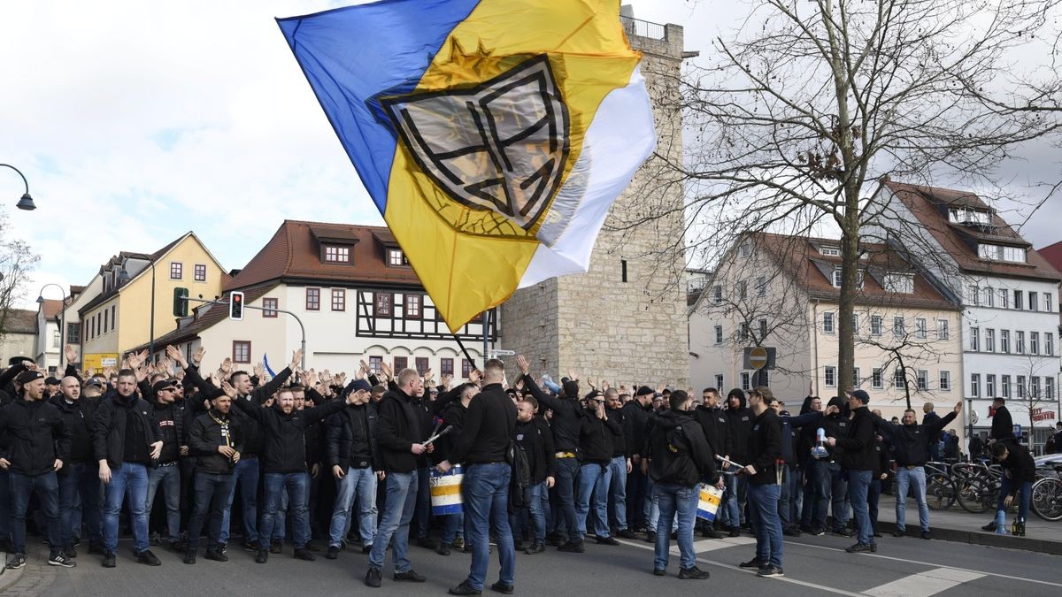 Die Fans des FC Carl Zeiss Jena starten am Johannisplatz auf ihren Marsch.