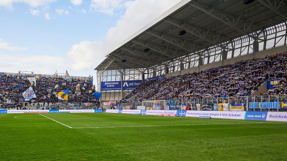 Beim Thüringenderby des FC Carl Zeiss Jena gegen den FC Rot-Weiß Erfurt war die Arena im Ernst-Abbe-Sportfeld ausverkauft.