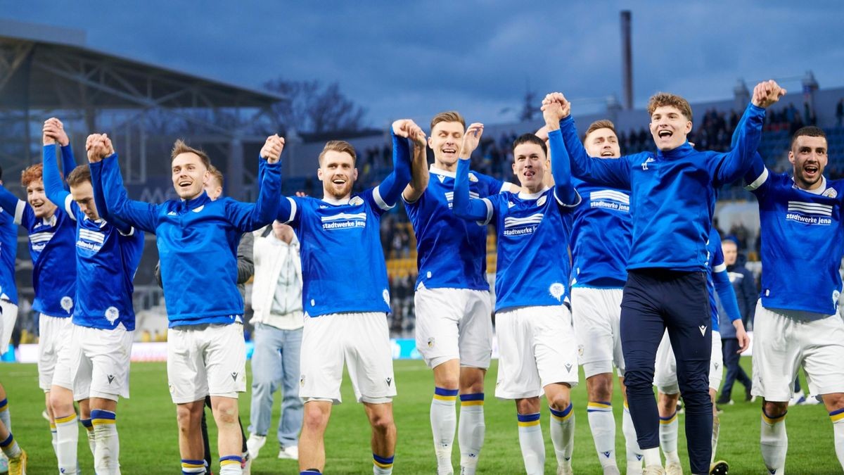 Die Jenaer Mannschaft bejubelt den Derbysieg.