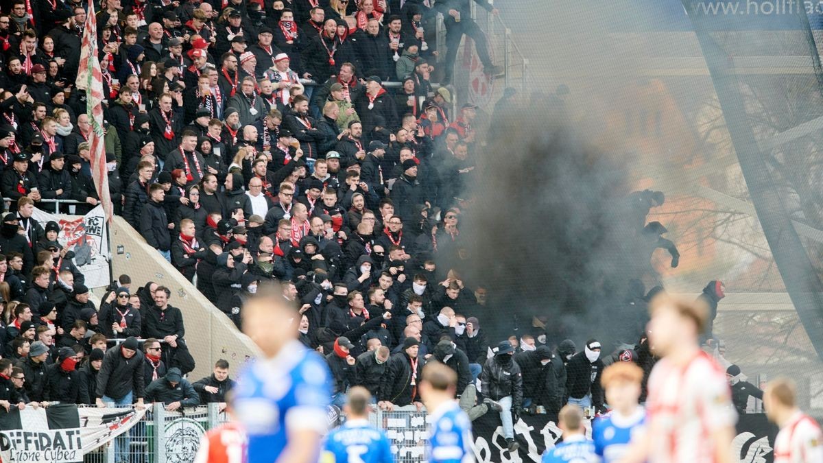 Erfurter Anhänger zünden Rauchbomben.