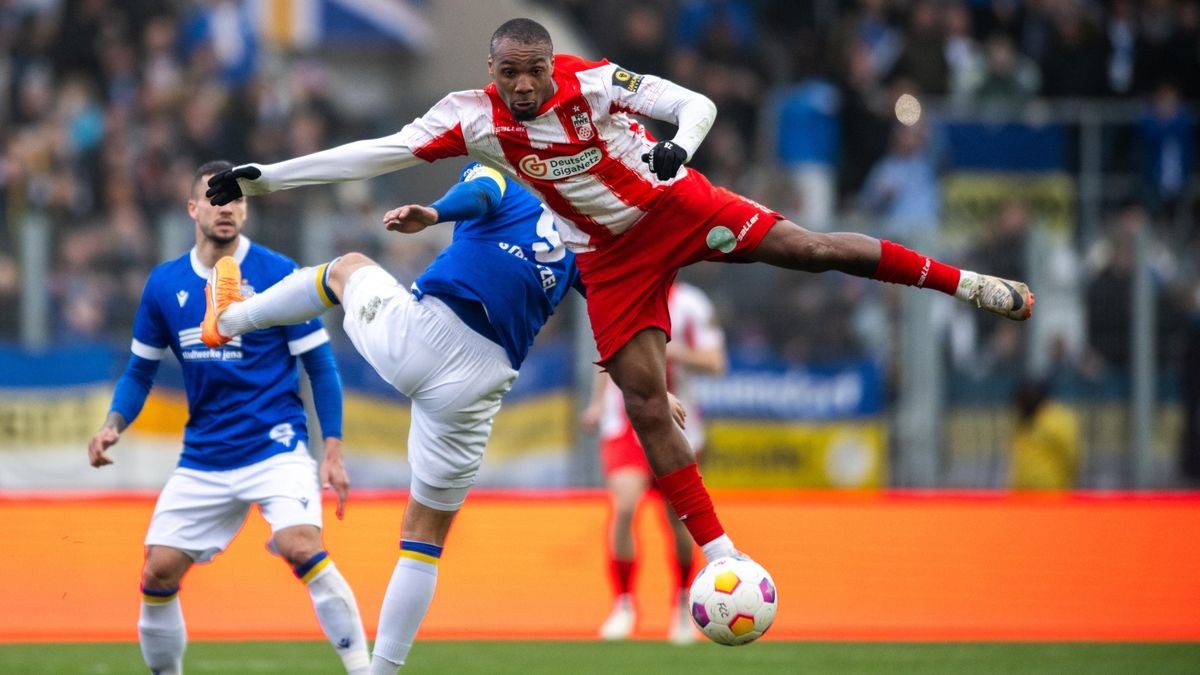 Michael  Seaton (FC Rot-Weiß Erfurt) im Zweikampf mit Bastian Strietzel (FC Carl Zeiss Jena).