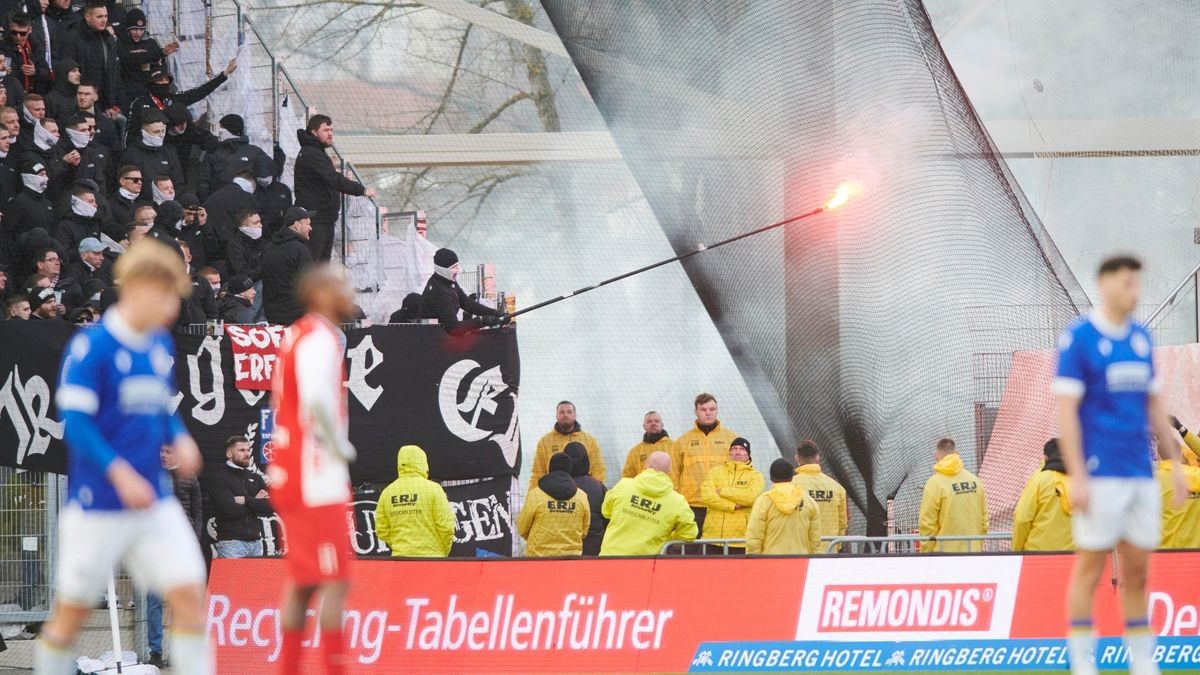 Erfurter Anhänger versuchen, mit einem Bengalo Löcher in den Fangzaun zu brennen.