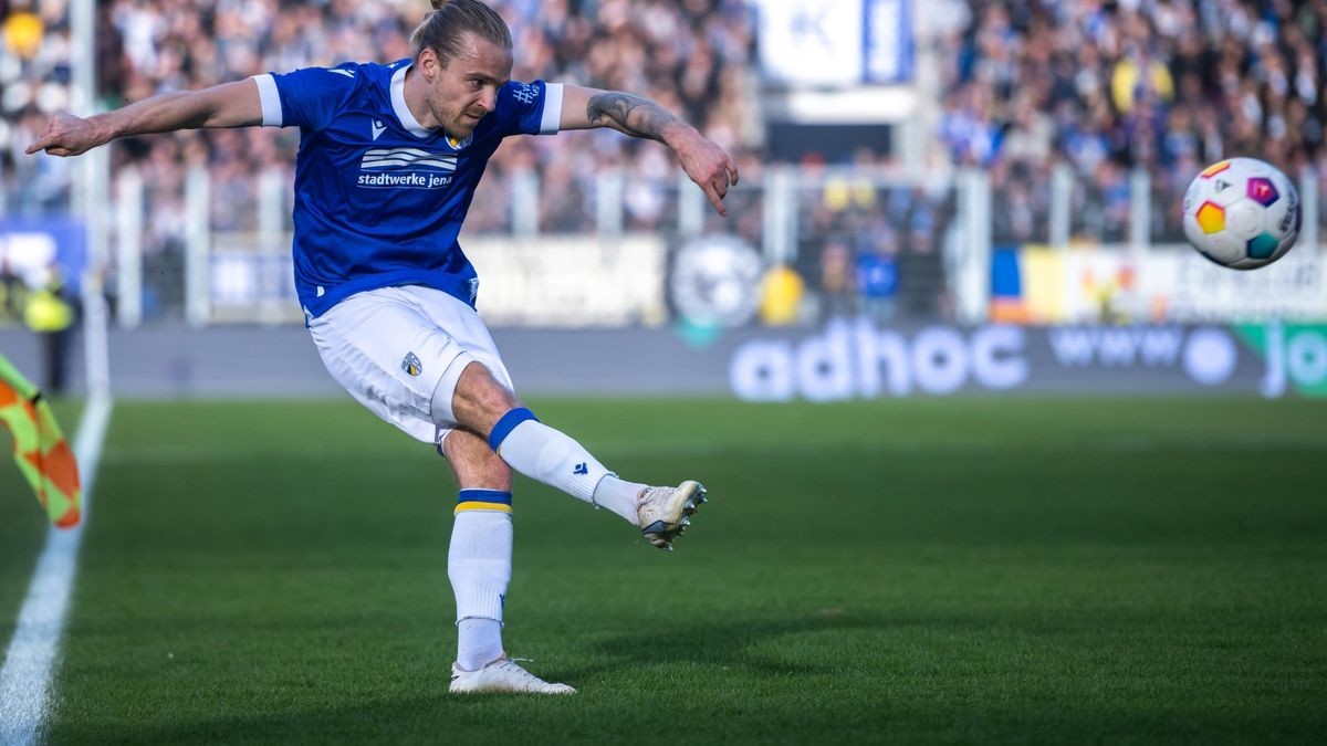 Nils Butzen (FC Carl Zeiss Jena) schlägt im Derby eine Flanke.