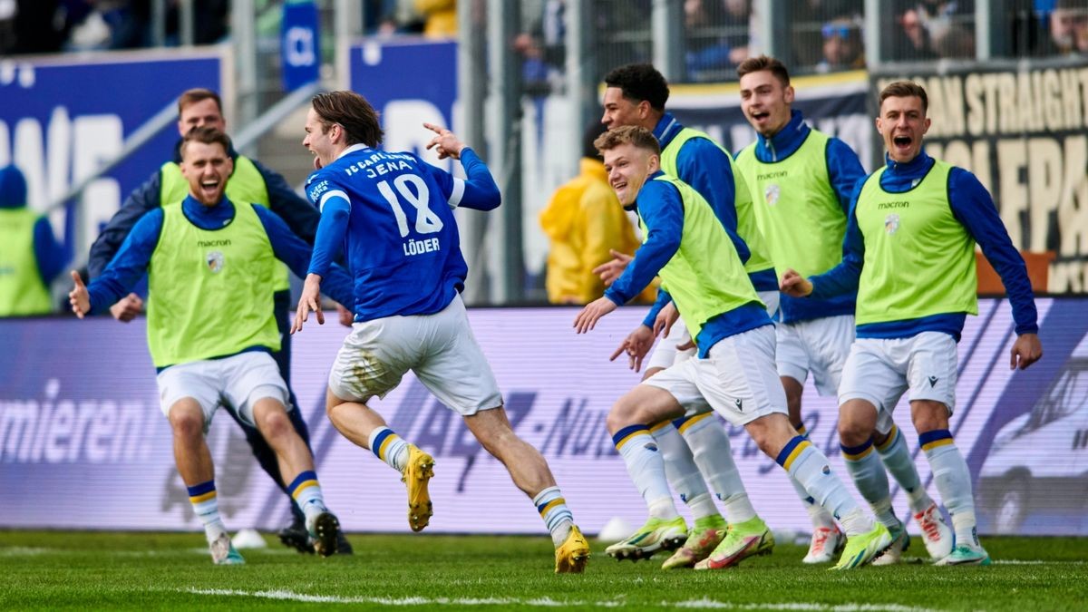 Elias Löder (FC Carl Zeiss Jena) bejubelt sein 2:0 im Thüringenderby gegen den FC Rot-Weiß Erfurt.