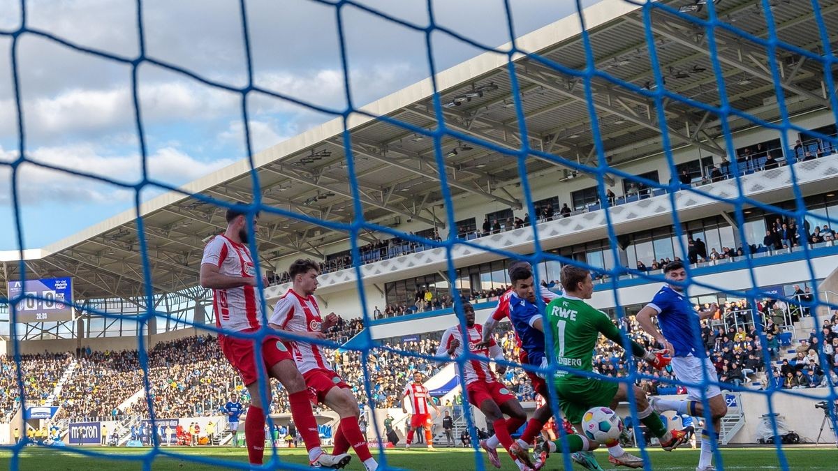 In dieser Szene geht der FC Carl Zeiss Jena mit 1:0 gegen den FC Rot-Weiß Erfurt in Führung.