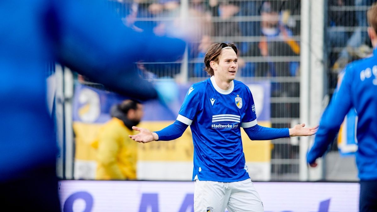 Elias Löder (FC Carl Zeiss Jena) bejubelt das 3:1 im Thüringenderby.