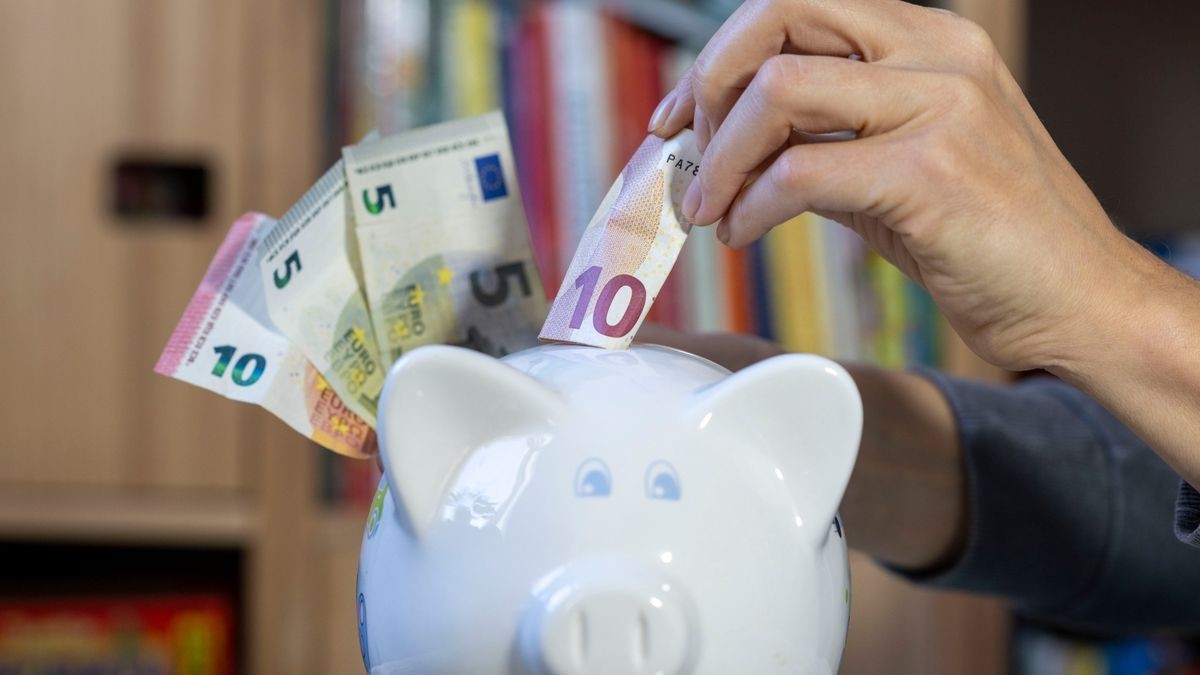 Immer weniger Thüringer können regelmäßig Geld ins Sparschwein stecken - und immer mehr gar nicht.