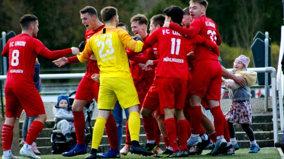 Groß war die Freude über den noch buchstäblich in der letzten Minute erzielten Ausgleich für den FC Union Mühlhausen, der sich damit einen Punkt in diesem Derby sicherte.