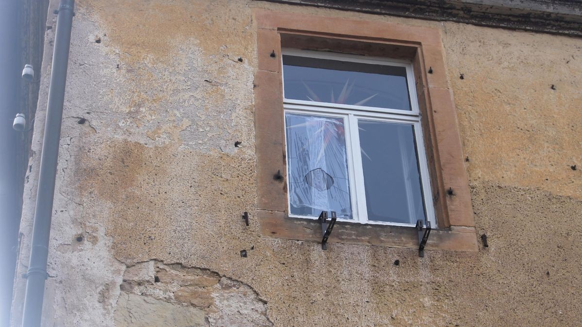 Am Wochenende ist auf das Amtshaus von Schloss Tenneberg ein Anschlag verübt worden. Laut Polizei sind zwei Fensterscheiben eingeschlagen worden.