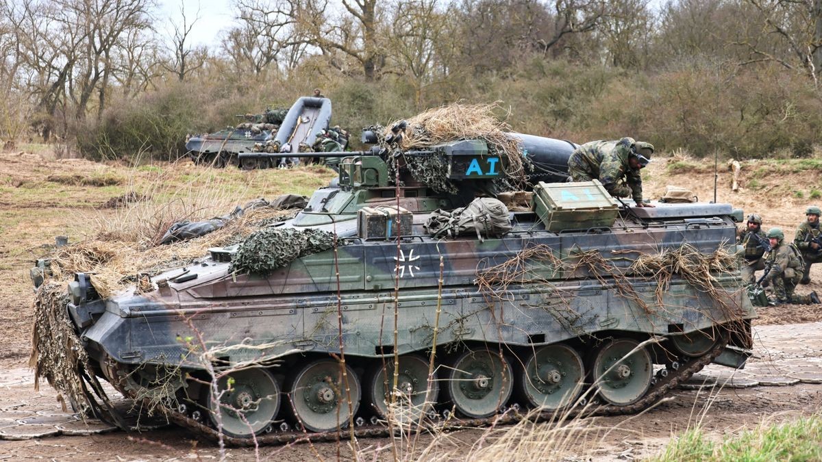 Die Infanterie soll mit ihren Schützenpanzern „Marder“ das gegenüberliegende Elbufer sichern. Dafür haben die Fahrzeuge Schlauchboote der Pioniere aus Gera geladen, mit denen sie übergesetzt werden.