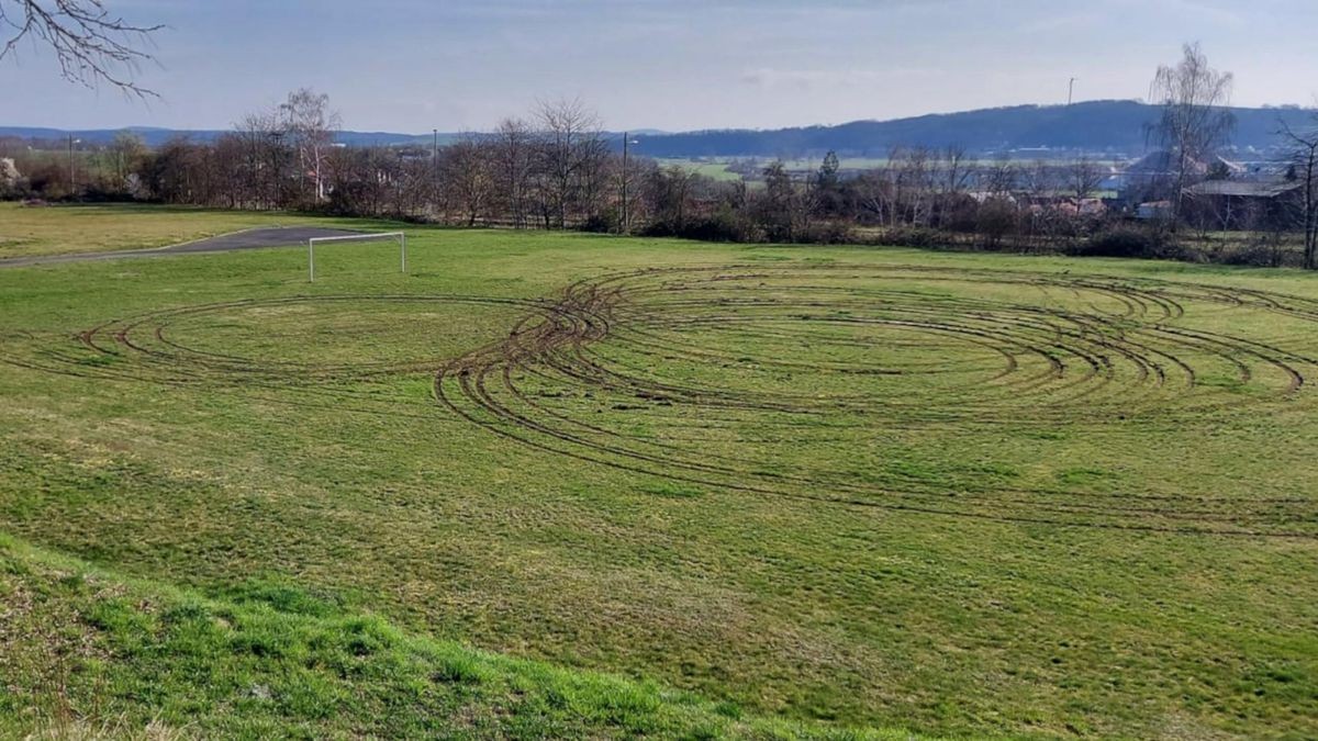 Ein junger Mann wird verdächtigt, die Rasenfläche des Sportplatzes in Dankmarshausen mit Auto-Drifts beschädigt zu haben.