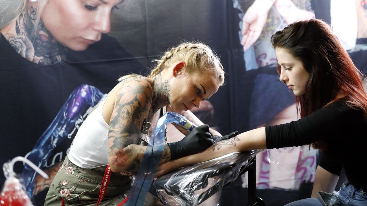 Auch in diesem Jahr findet die Messe rund um Körperkunst in Gotha statt. Im Bild: Sara von BTN und Classic Tattoo bei der zehnten Tattoo-Convention 2019 in Erfurt.