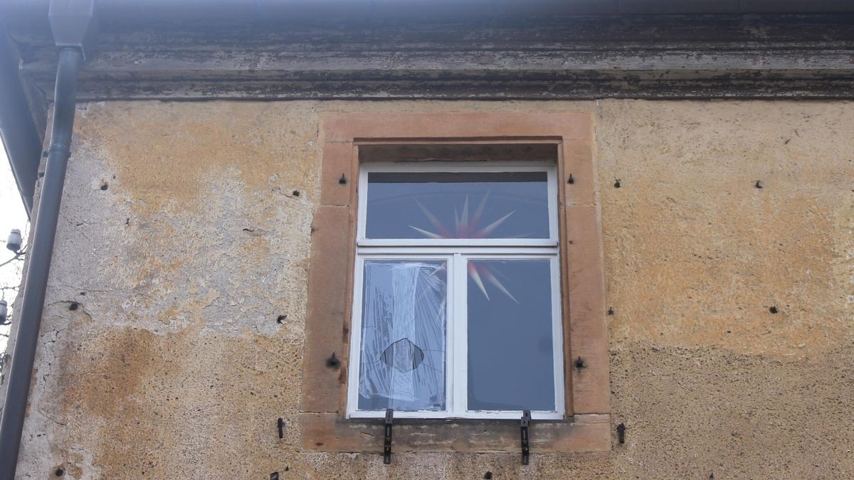 Am Wochenende ist auf das Amtshaus von Schloss Tenneberg ein Anschlag verübt worden. Laut Polizei sind zwei Fensterscheiben eingeschlagen worden.