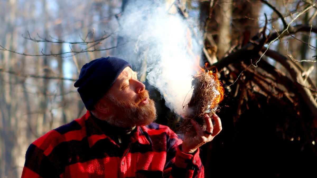 Mit Diesem Gerät Lässt Sich Luft Ins Feuer Pusten Der Hausmeister, der ein Outdoor-Camp im Wald im Kreis Greiz betreibt