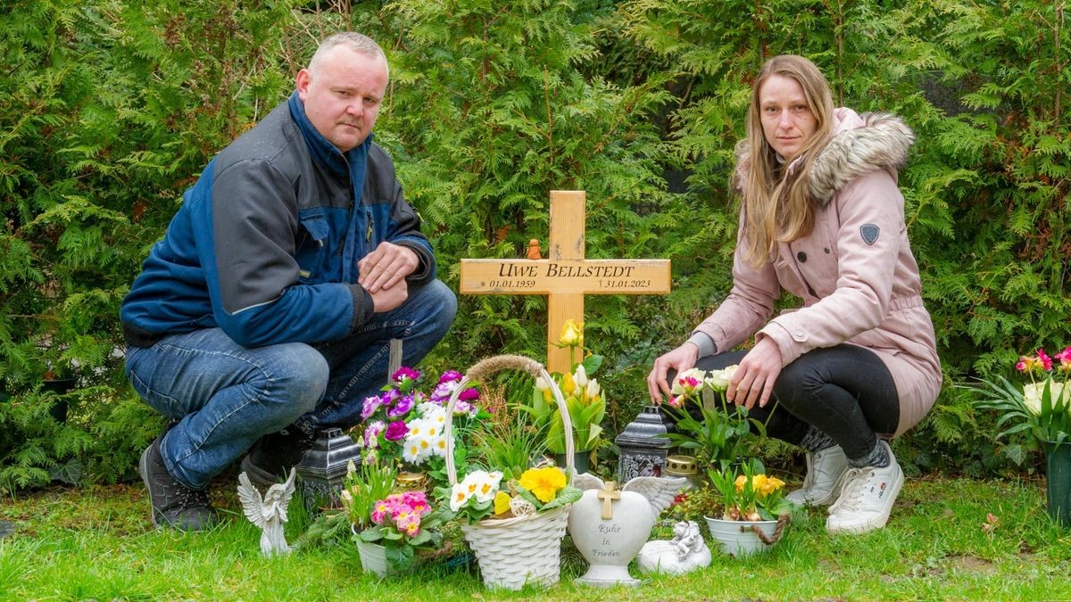 Stefan Effenberger und Verena Stolze am Grab von Uwe Bellstedt auf dem Mühlhäuser Friedhof.