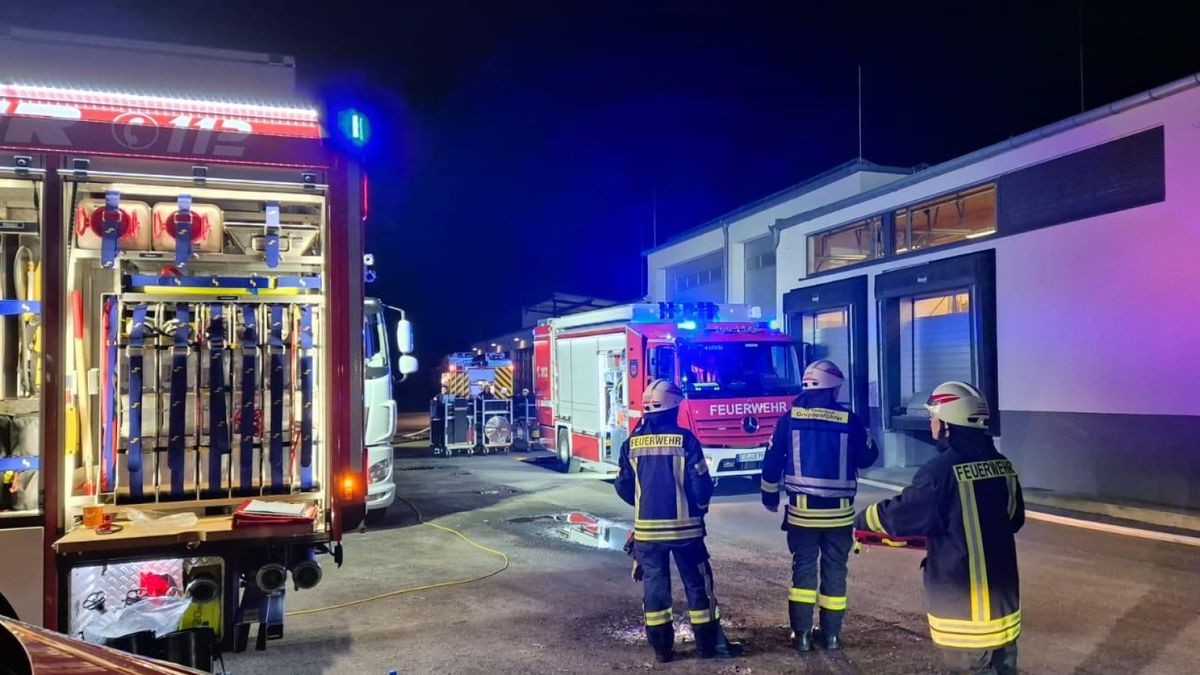 Mehr als 50 Feuerwehrleute sind bei einem Feuer in einer Leinefelder Großbäckerei im Einsatz. Die Produktion kann zwar weitergehen, aber der Schaden ist hoch.