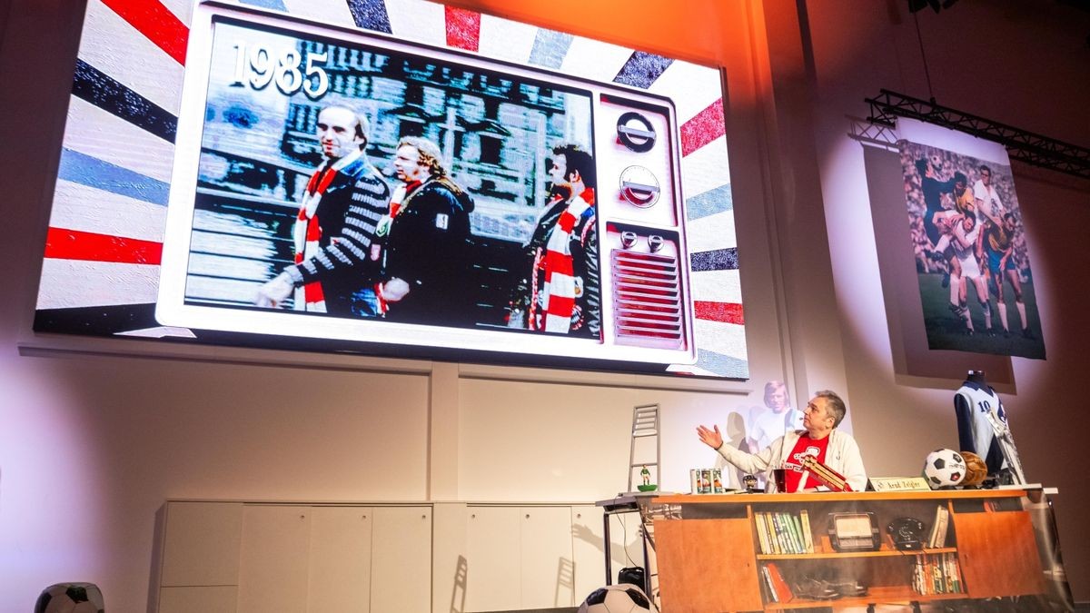 TV-Moderator Arnd Zeigler lockte am Dienstagabend mehr als 800 Gäste in den Parksaal des Steigerwaldstadions. Mit seinem aktuellen Programm „Hat schon Gelb“ tauchte er ein in die Welt des Fußballs, zeigte skurrile Szenen und unglaubliche „Kacktore“. Den größten Beifall erhielt ein Film über die Auswärtsreise des FC Rot-Weiß 1985 mit dem Sonderzug zu einem Oberliga-Spiel beim BFC Dynamo.