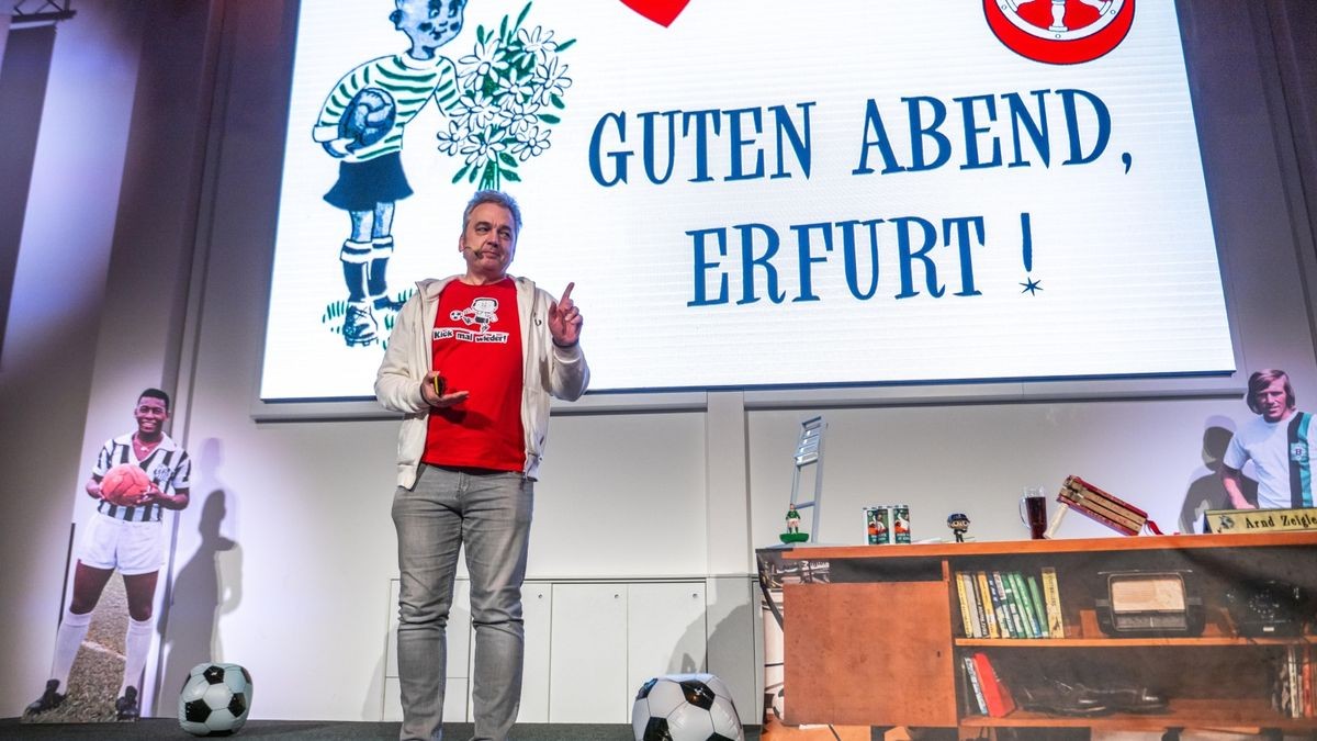 TV-Moderator Arnd Zeigler lockte am Dienstagabend mehr als 800 Gäste in den Parksaal des Steigerwaldstadions. Mit seinem aktuellen Programm „Hat schon Gelb“ tauchte er ein in die Welt des Fußballs, zeigte skurrile Szenen und unglaubliche „Kacktore“. Den größten Beifall erhielt ein Film über die Auswärtsreise des FC Rot-Weiß 1985 mit dem Sonderzug zu einem Oberliga-Spiel beim BFC Dynamo.