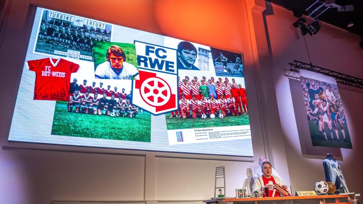 TV-Moderator Arnd Zeigler lockte am Dienstagabend mehr als 800 Gäste in den Parksaal des Steigerwaldstadions. Mit seinem aktuellen Programm „Hat schon Gelb“ tauchte er ein in die Welt des Fußballs, zeigte skurrile Szenen und unglaubliche „Kacktore“. Den größten Beifall erhielt ein Film über die Auswärtsreise des FC Rot-Weiß 1985 mit dem Sonderzug zu einem Oberliga-Spiel beim BFC Dynamo.