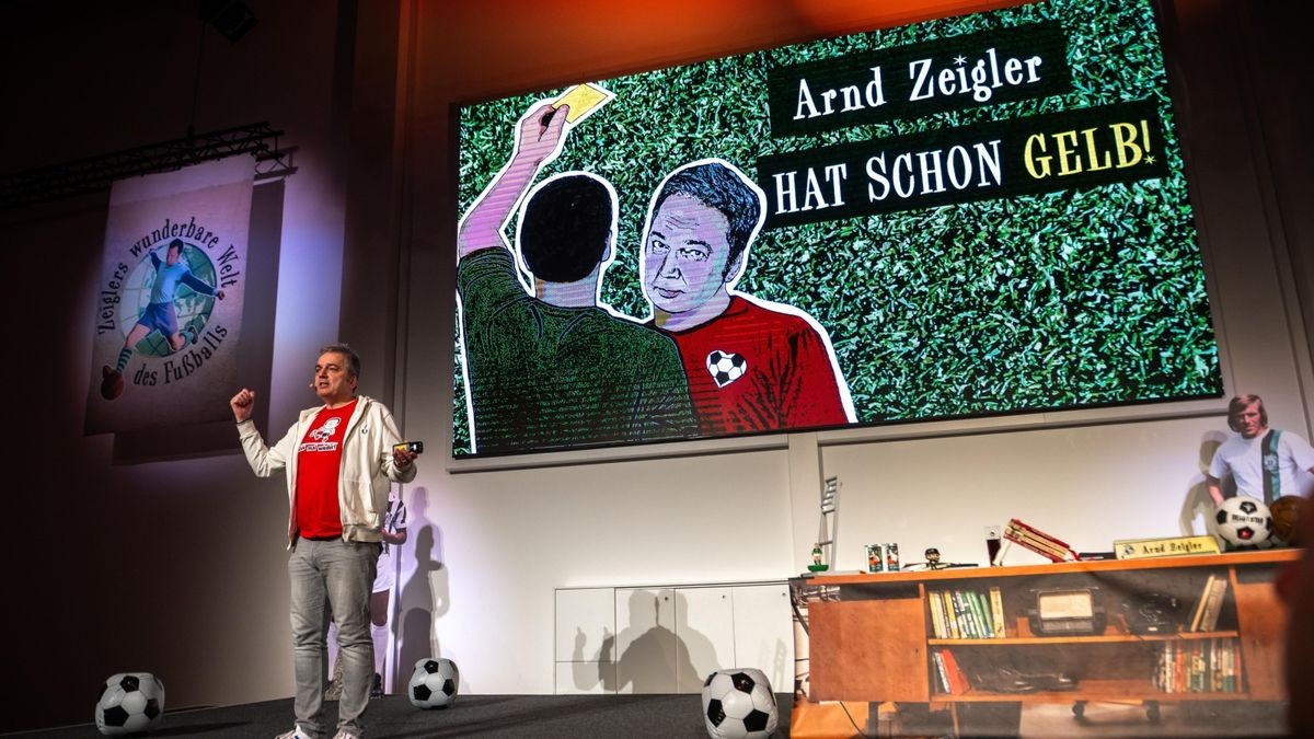 TV-Moderator Arnd Zeigler lockte am Dienstagabend mehr als 800 Gäste in den Parksaal des Steigerwaldstadions. Mit seinem aktuellen Programm „Hat schon Gelb“ tauchte er ein in die Welt des Fußballs, zeigte skurrile Szenen und unglaubliche „Kacktore“. Den größten Beifall erhielt ein Film über die Auswärtsreise des FC Rot-Weiß 1985 mit dem Sonderzug zu einem Oberliga-Spiel beim BFC Dynamo.